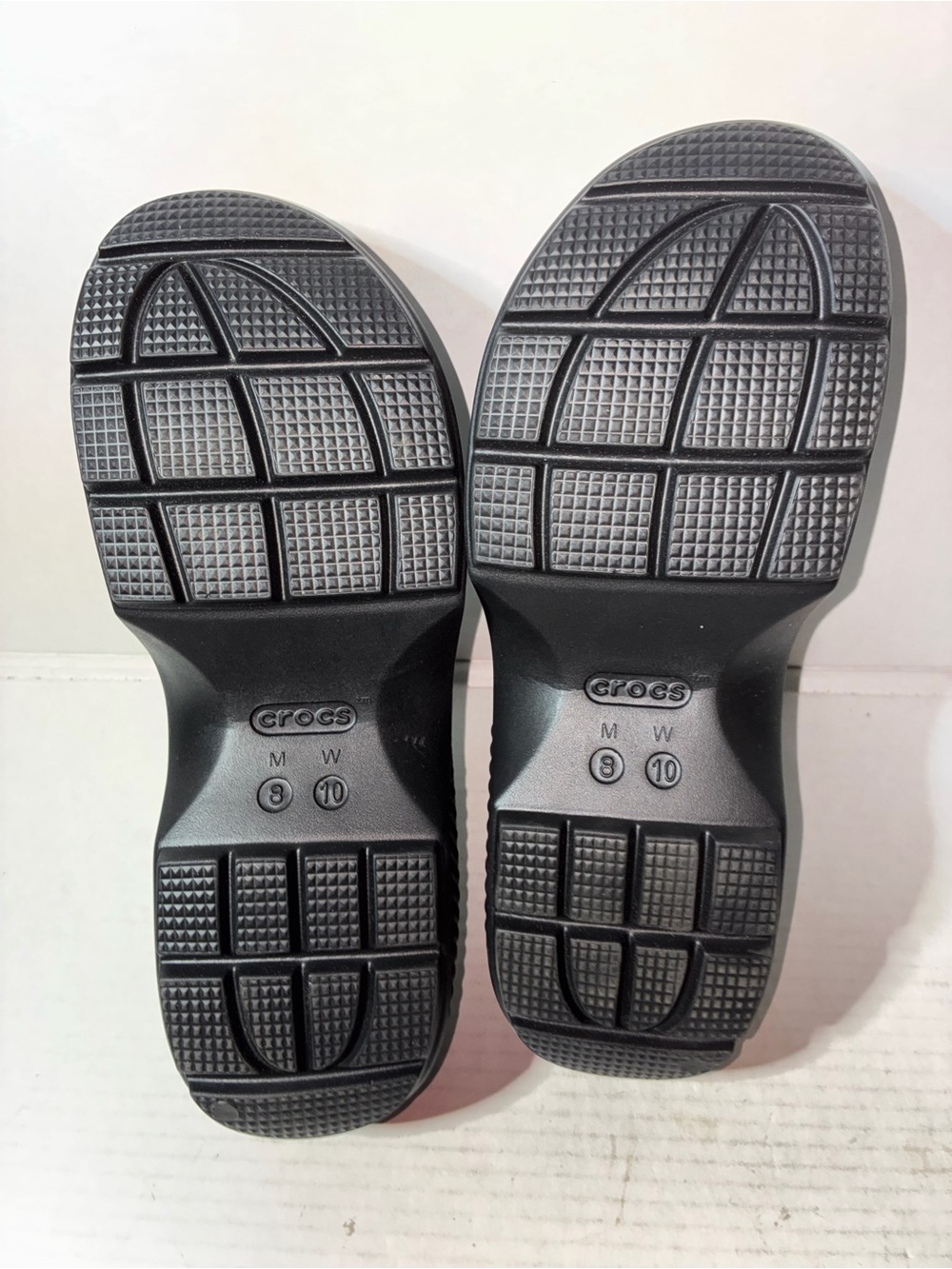NWOT CROCS Metallic Silver Platform Clogs with Black Sole Wom Sz 10 Men Sz 8 - Picture 7 of 9